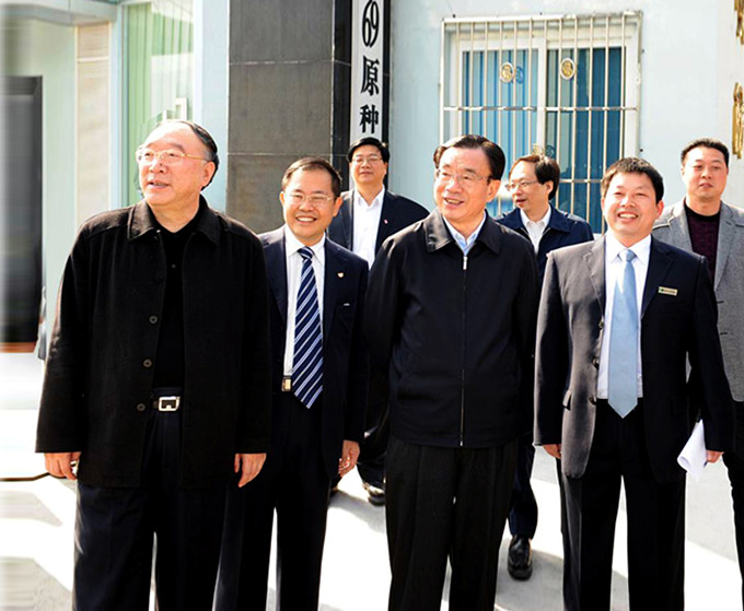 時(shí)任中共中央政治局常委紀(jì)委書記賀國(guó)強(qiáng)、重慶市市長(zhǎng)黃奇帆等領(lǐng)導(dǎo)視察重慶69