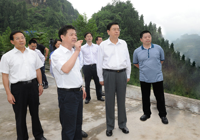 時(shí)任國(guó)務(wù)院副總理、中共中央政治局委員、重慶市委書記張德江視察重慶69