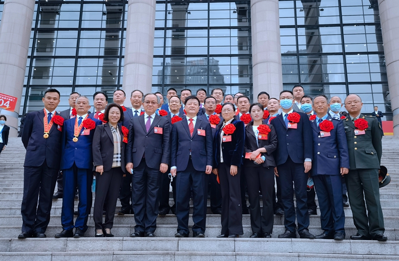 69畜牧董事長出席重慶市脫貧攻堅總結表彰大會，榮獲“重慶市脫貧攻堅先進個人”